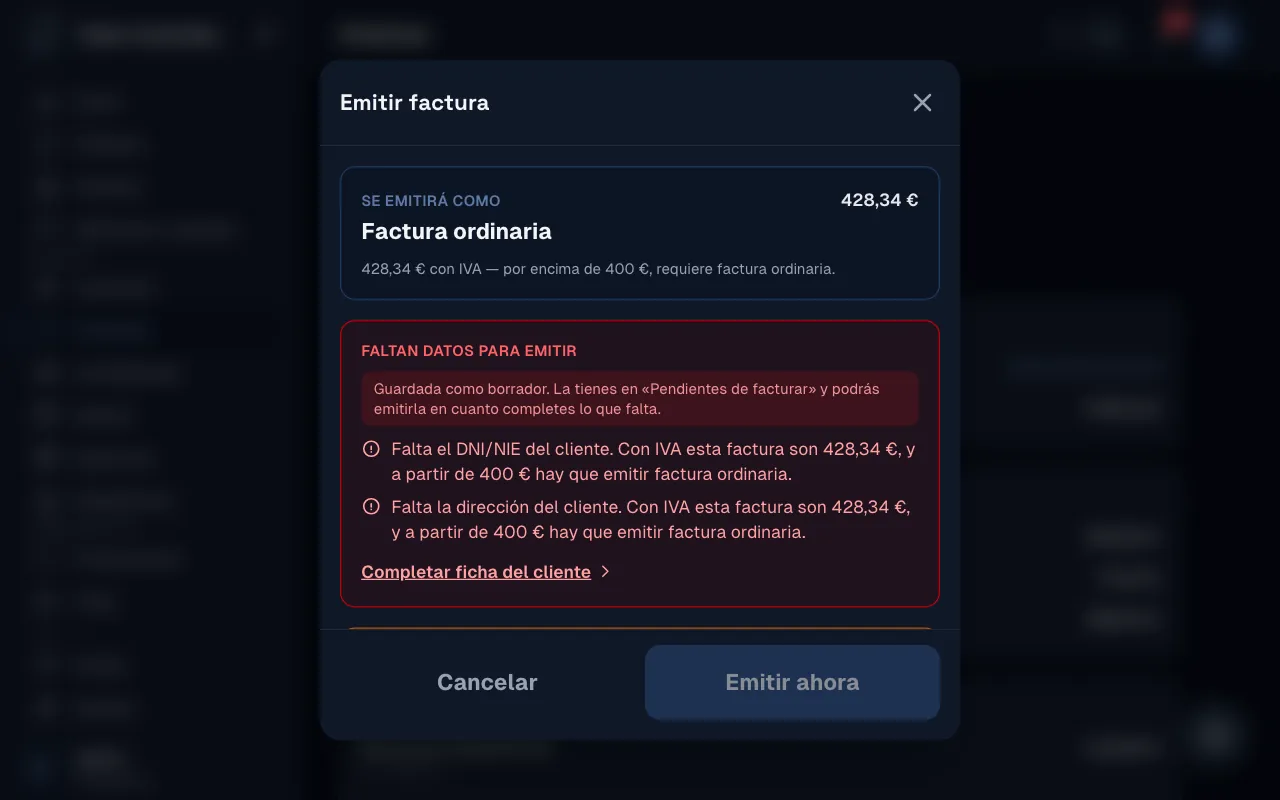 La ventana para emitir una factura en el ordenador: se emitirá como factura ordinaria y faltan el DNI y la dirección del cliente