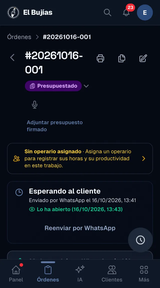 Una orden presupuestada en el móvil del taller: «Esperando al cliente», enviado por WhatsApp y «Lo ha abierto» con la fecha y la hora