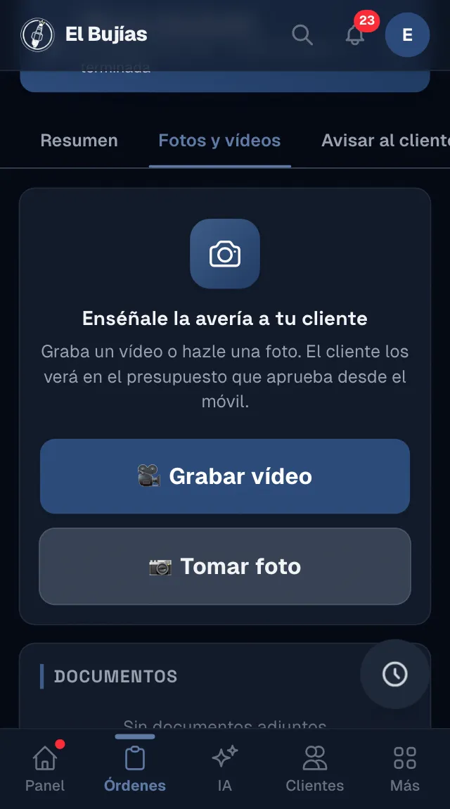 La pestaña «Fotos y vídeos» de una orden en el móvil del mecánico: «Enséñale la avería a tu cliente», con los botones «Grabar vídeo» y «Tomar foto»