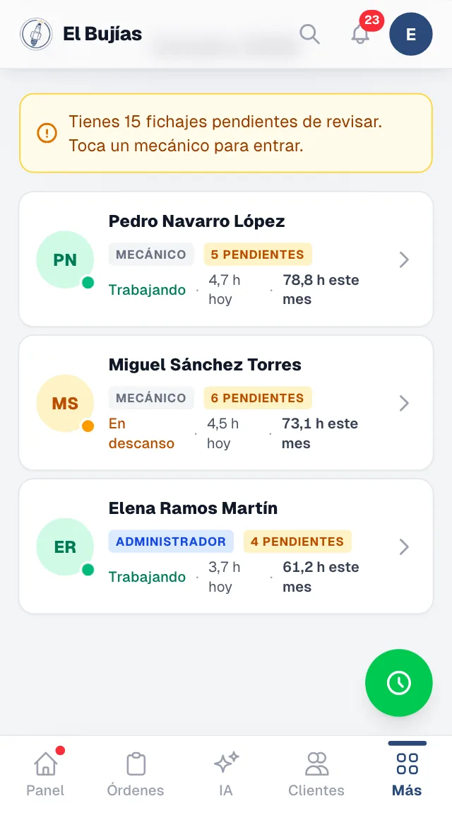 El fichaje del equipo en el móvil del taller: cada persona con su estado, trabajando o en descanso, las horas que lleva hoy y este mes y sus fichajes pendientes de revisar