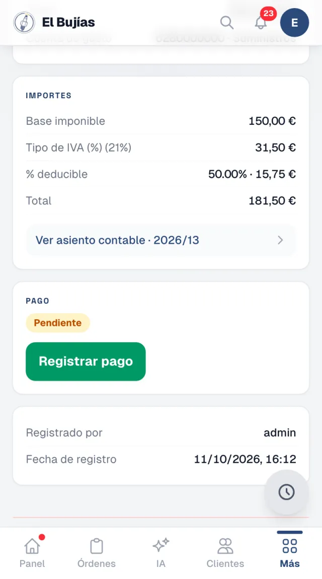 La ficha de un gasto en el móvil del taller: la base, el IVA con un 50 % deducible, el total, el enlace a su asiento y el apartado de pago pendiente con el botón Registrar pago