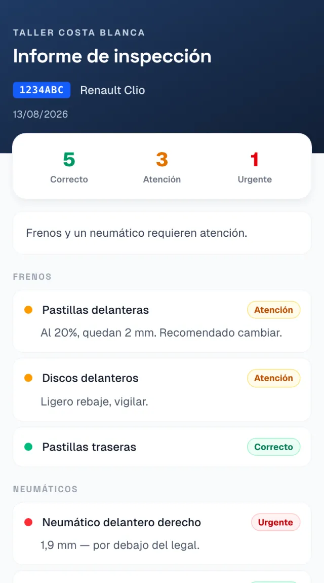El informe de inspección en el móvil del cliente: el Renault Clio con 5 puntos correctos, 3 en atención y 1 urgente, y las notas de las pastillas, los discos y un neumático