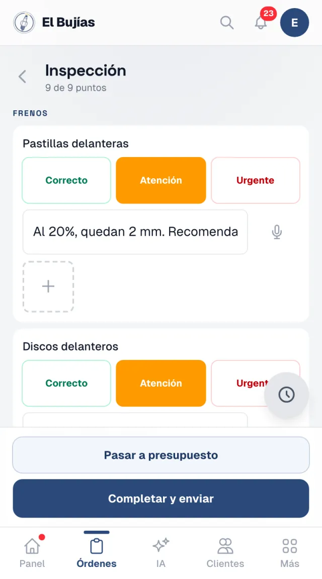 La inspección en el móvil del taller: las pastillas delanteras marcadas en Atención con su nota, el micrófono para dictarla y el hueco para añadir una foto, y los botones Pasar a presupuesto y Completar y enviar