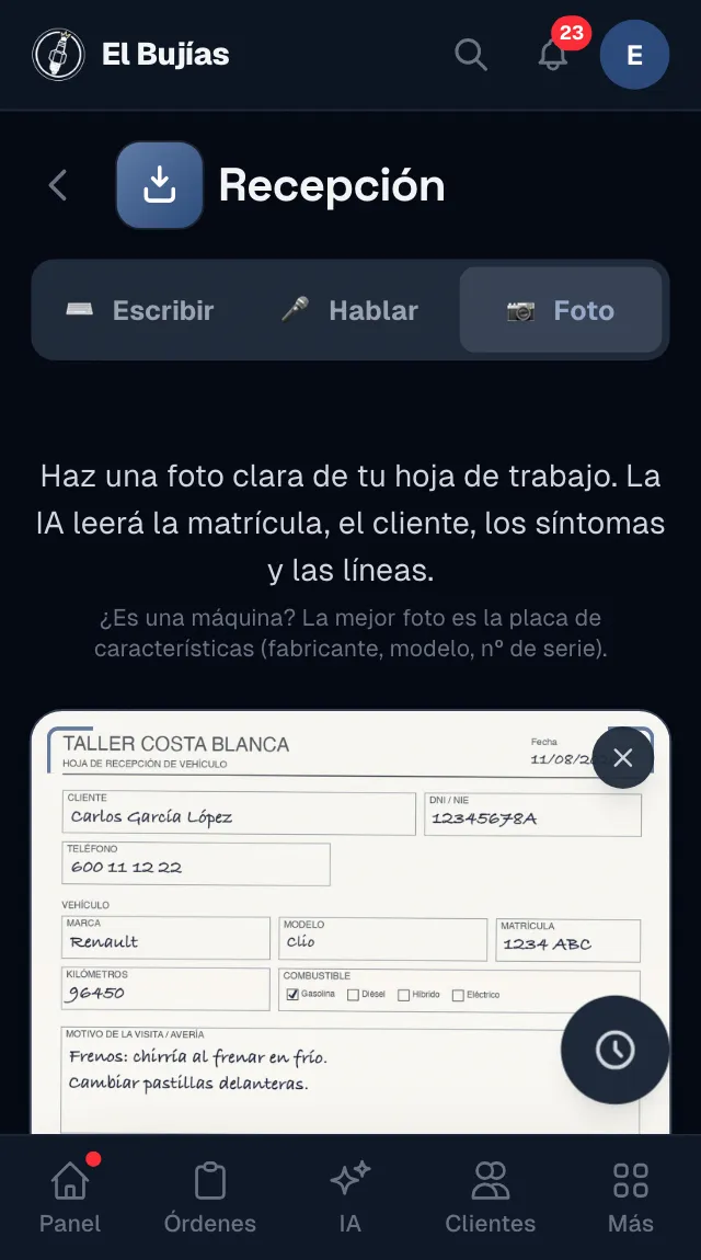La recepción por foto en el móvil del mecánico: la foto de una hoja de trabajo escrita a mano, lista para leer el cliente, la matrícula, los kilómetros y la avería