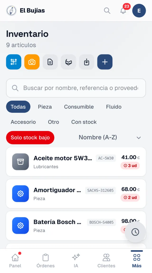 El inventario en el móvil del taller con el filtro Solo stock bajo puesto: aceite de motor, un amortiguador y una batería, cada uno con las unidades que quedan marcadas en rojo