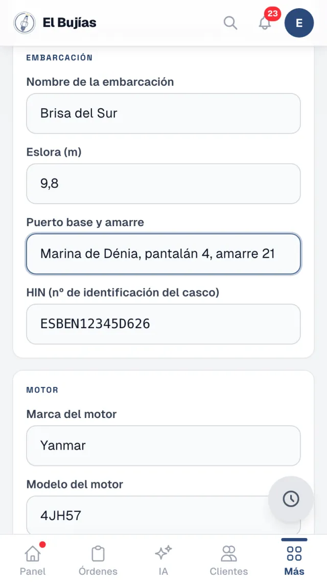 La ficha de un barco en el móvil del taller: el nombre de la embarcación, la eslora, el puerto base y el amarre, el HIN del casco y la marca y el modelo del motor