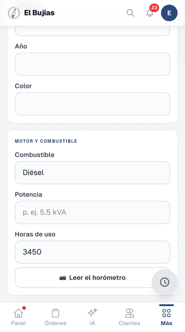 La ficha de un tractor en el móvil del taller: el combustible, la potencia y las horas de uso, con el botón Leer el horómetro debajo